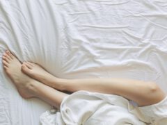 Nogi leżące na łóżku