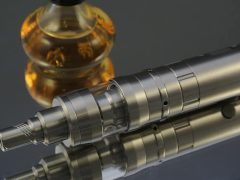 Elektroniczny papieros obok e-liquidu