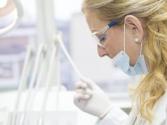 Jak wybrać stomatologa do wstawienia implantów