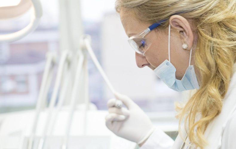 Jak wybrać stomatologa do wstawienia implantów