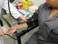 Lekarz mierzy ciśnienie krwi pacjentce podczas badania diagnostycznego