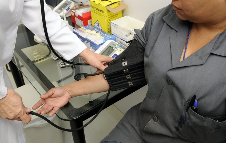 Lekarz mierzy ciśnienie krwi pacjentce podczas badania diagnostycznego
