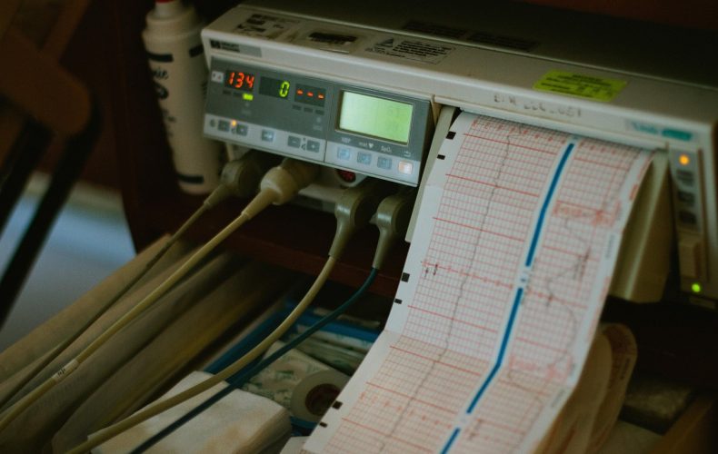 Aparat EKG drukujący zapis krzywej pracy serca pacjenta