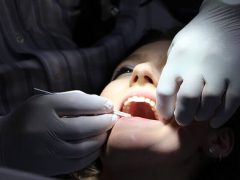 kobieta u dentysty leczy zęby