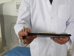 Doktor trzyma dokumenty