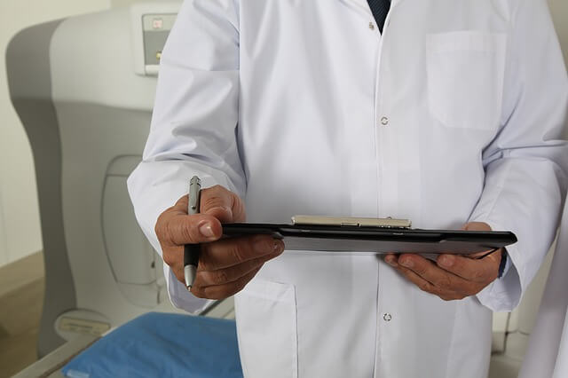 Doktor trzyma dokumenty