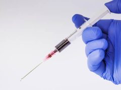 Strzykawka z badania krwi na wykrycie wirusa HIV